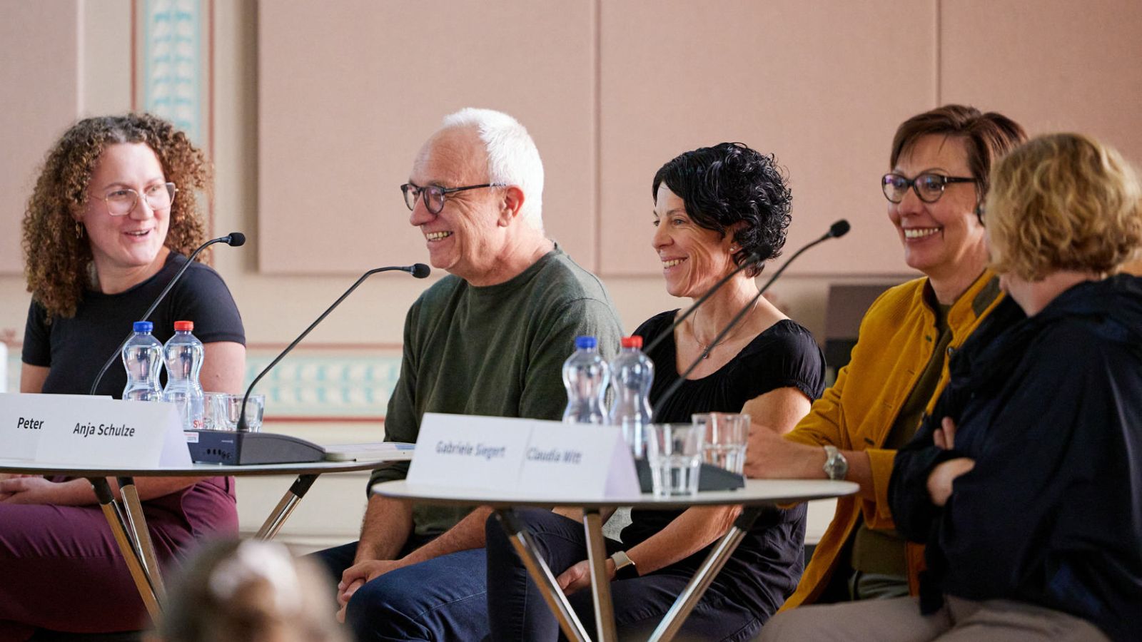 Auf dem Podium diskutierten (v. l. n. r.) Ladina Bischof (Co-Präsidentin des VSUZH), Peter Finke (Co-Studiendekan der Philosophischen Fakultät), Anja Schulze (DIZH-Brückenprofessorin), Gabriele Siegert (Prorektorin Studium und Lehre) und Claudia Witt (Direktorin der DSI).